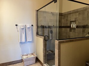 Douche, sèche-cheveux, serviettes fournies, savon