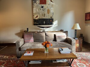 Smart-TV, Kamin, DVD-Player, Bücher