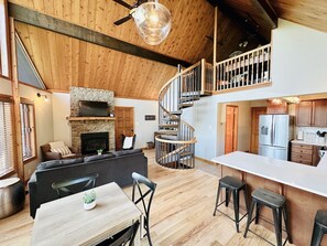 Smart-TV, peis, DVD-spiller og bøker