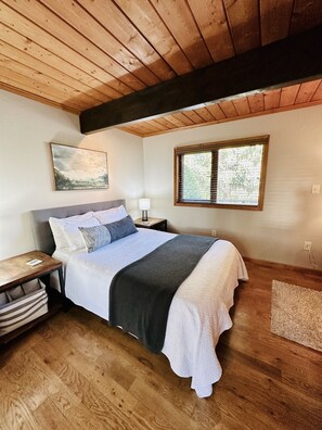 1 soverom, skrivebord, strykejern/-brett og reiseseng for barn