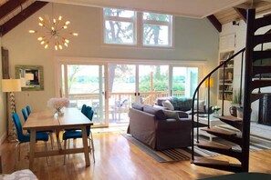 Fernseher, Kamin, DVD-Player, Bücher