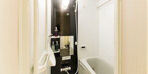 Habitación estándar | Baño | Tina y regadera independientes y tina profunda 