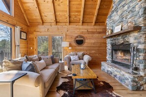 Smart-TV, Kamin, DVD-Player, Bücher