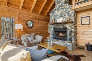 Smart-TV, peis, DVD-spiller og bøker