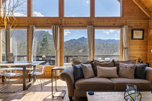 Mountain Escape | Pet-Friendly Cabin w/ Hot Tub + Biltmore Pass & Views