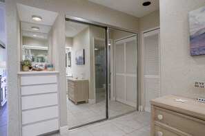 Interior - Top Floor, Corner 2 Bedroom, Ocean View, Beach Cabana, 3 pools, Jacuzzi. (Kaanapali)