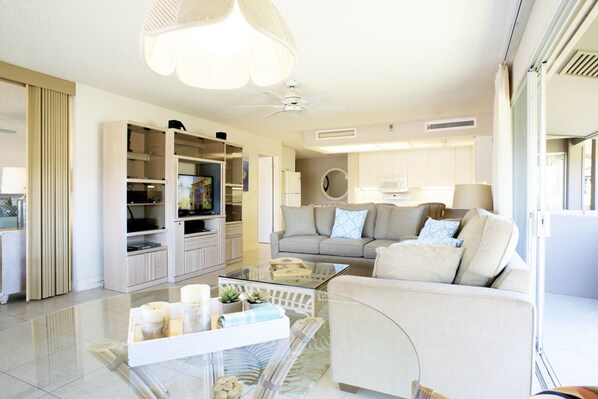 Smart TV - Top Floor, Corner 2 Bedroom, Ocean View, Beach Cabana, 3 pools, Jacuzzi. (Kaanapali)