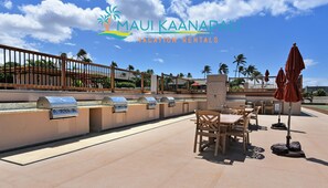 Outdoor dining - Top Floor, Corner 2 Bedroom, Ocean View, Beach Cabana, 3 pools, Jacuzzi. (Kaanapali)