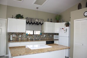 Fridge, microwave, oven, stovetop - Colorado River Mohave ValleyAZ-Private Bch & Lnch Ramp-Cabral Riverfront Oasis-2 (Mohave Valley)