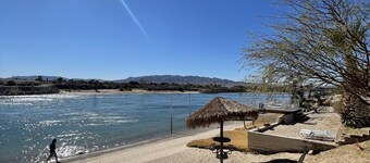 Casa frente al río con playa y rampa de lanzamiento