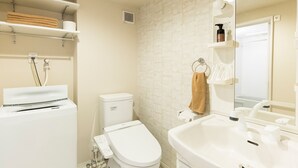 Kamar Standar | Kamar mandi | Bathtub dan shower terpisah dan bathtub besar