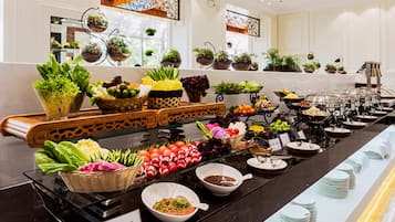 Breakfast, lunch and dinner served