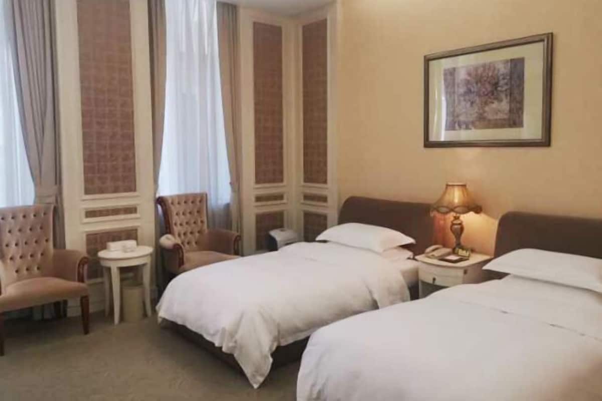 Een kluis op de kamer, een bureau, verduisterende gordijnen, gratis wifi