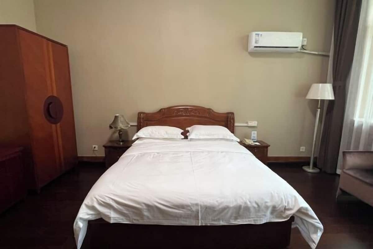 Caja de seguridad en la habitación, escritorio y cortinas blackout