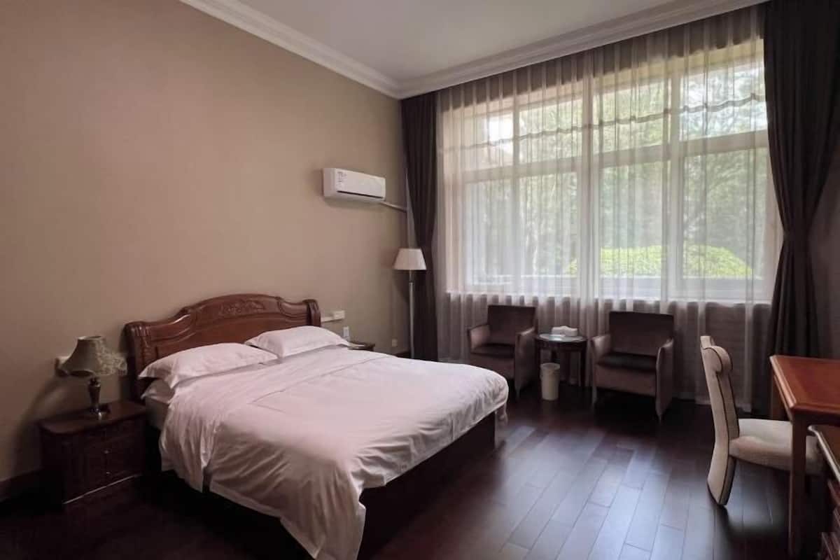 In-room safe, desk, blackout curtains, free WiFi