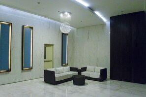 Coin salon dans le hall