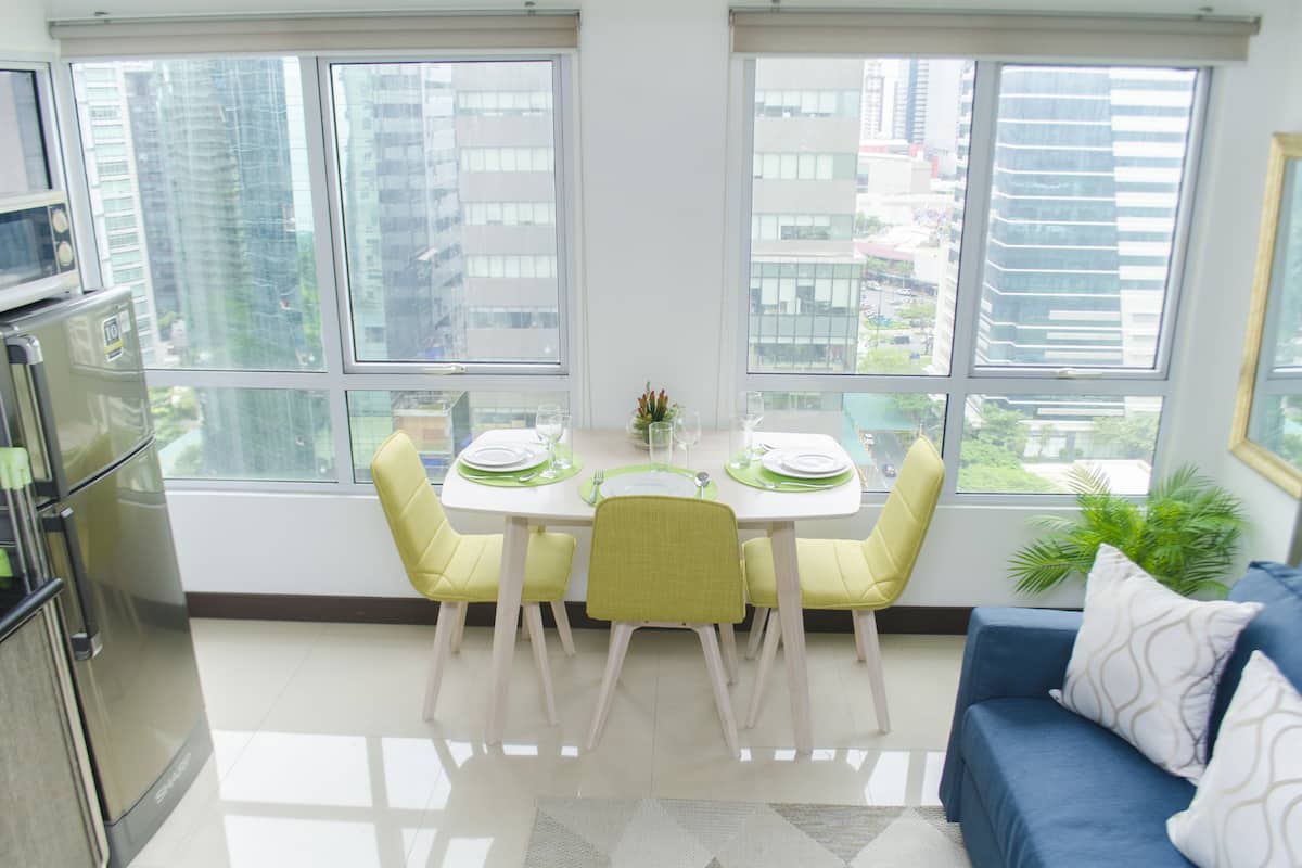 City Duplex, 1 Bedroom, City View | In-room dining