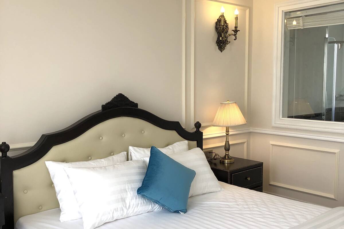 In-room safe, desk, WiFi (free)