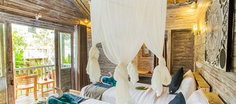 The Syron Huts Lembongan