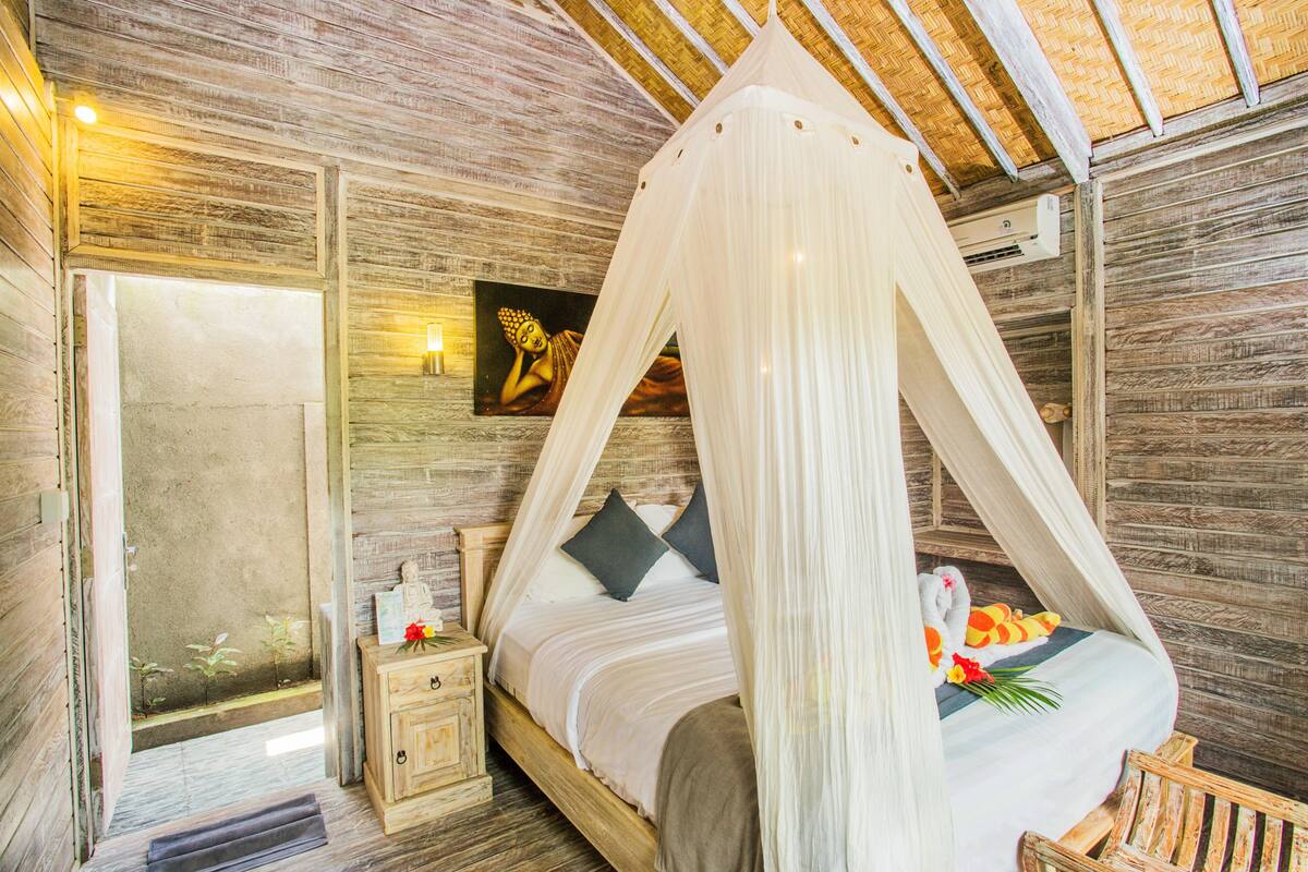 Une chambre à coucher avec un lit à baldaquin, des murs en bois, une petite table de chevet et un tableau accroché au mur.