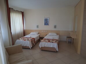 Minibar, escritorio, wifi gratis y ropa de cama 