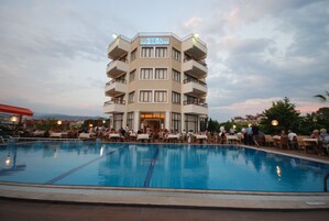 2 piscinas al aire libre, camas de piscina gratis, sombrillas