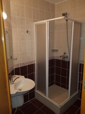 Dusche, kostenlose Toilettenartikel, Haartrockner, Handtücher