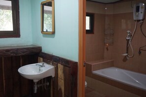 Three Bedrooms - Shared Bungalow  | Bathroom | Free toiletries - Rai Aeifoon Resort (Thep Sathit)