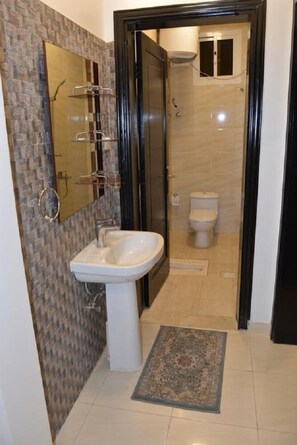 Regadera, amenidades de baño gratuitas, pantuflas, toallas 