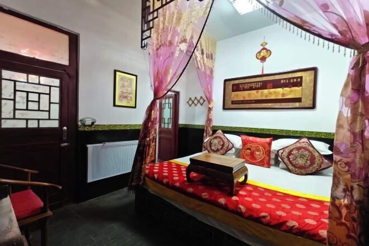Blackout curtains, free WiFi