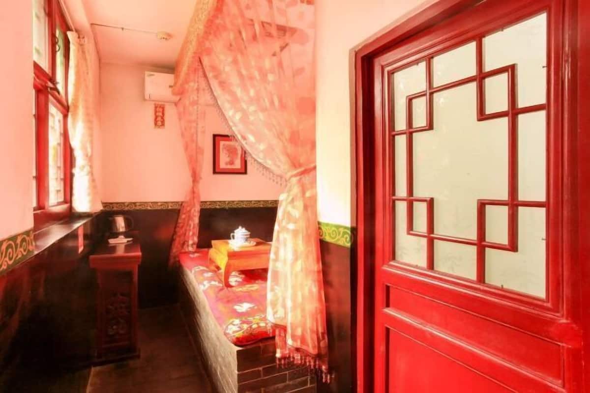 Blackout curtains, free WiFi