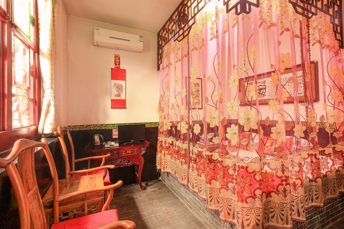 Blackout curtains, free WiFi