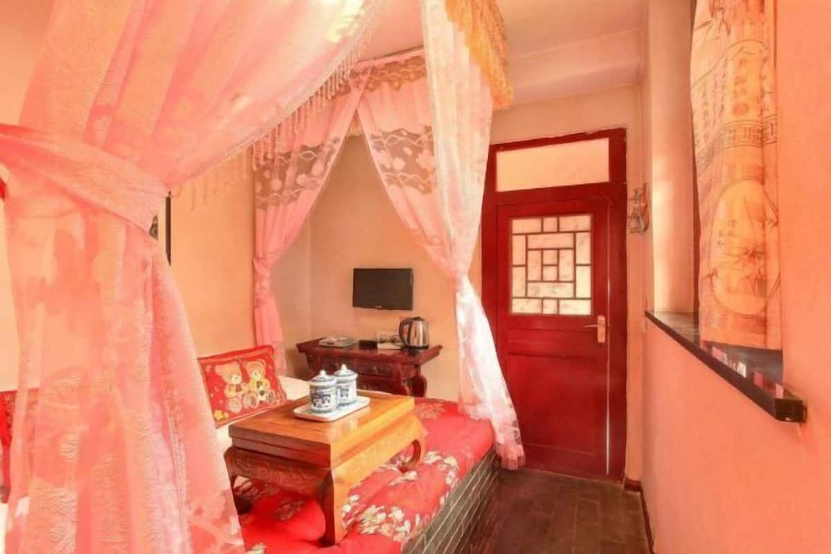 Blackout curtains, free WiFi