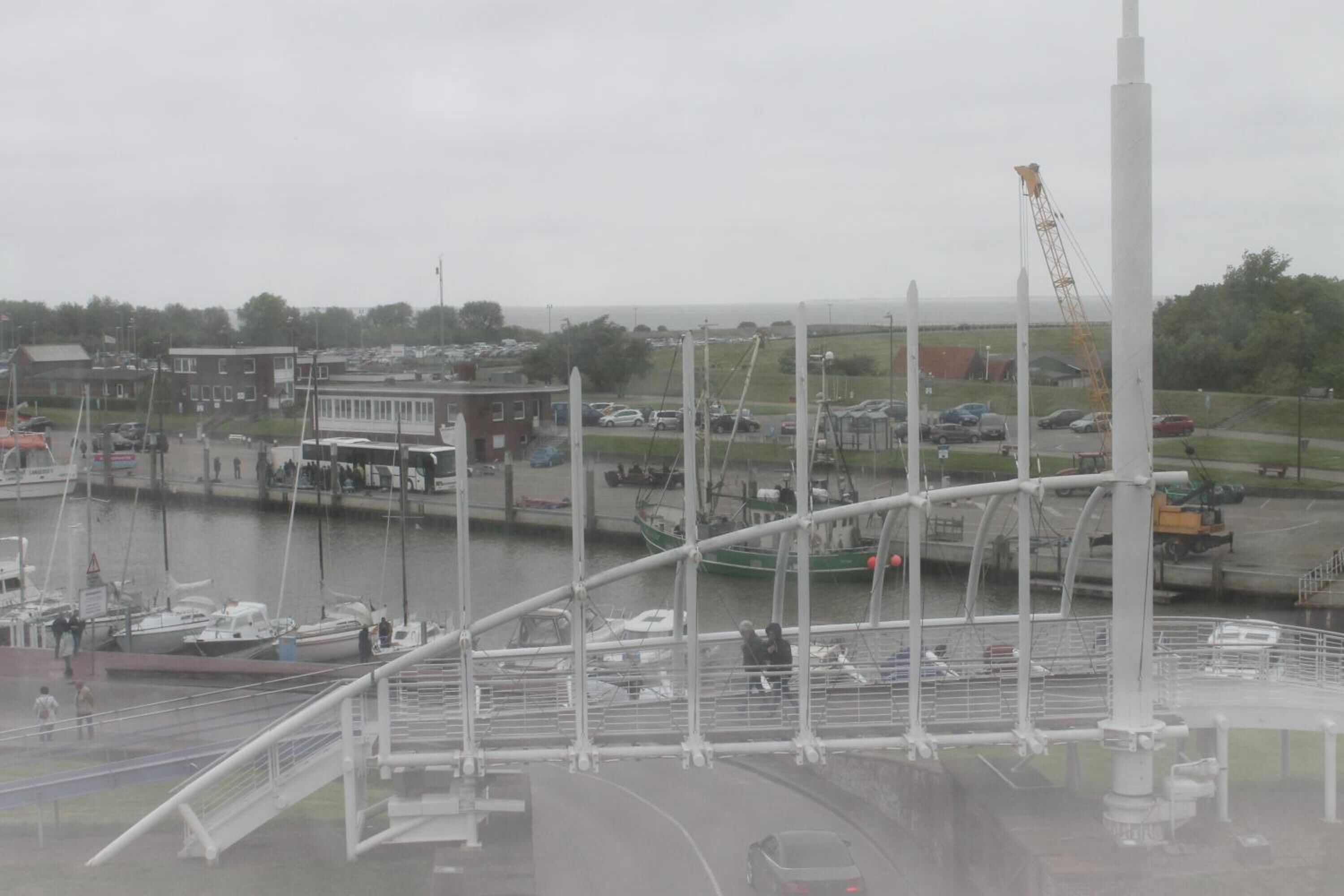 Une vue d’un pont enjambant une étendue d’eau, avec des bateaux amarrés à proximité.