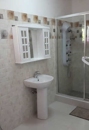 Apartamento, 2 habitaciones | Baño | Ducha y zapatillas