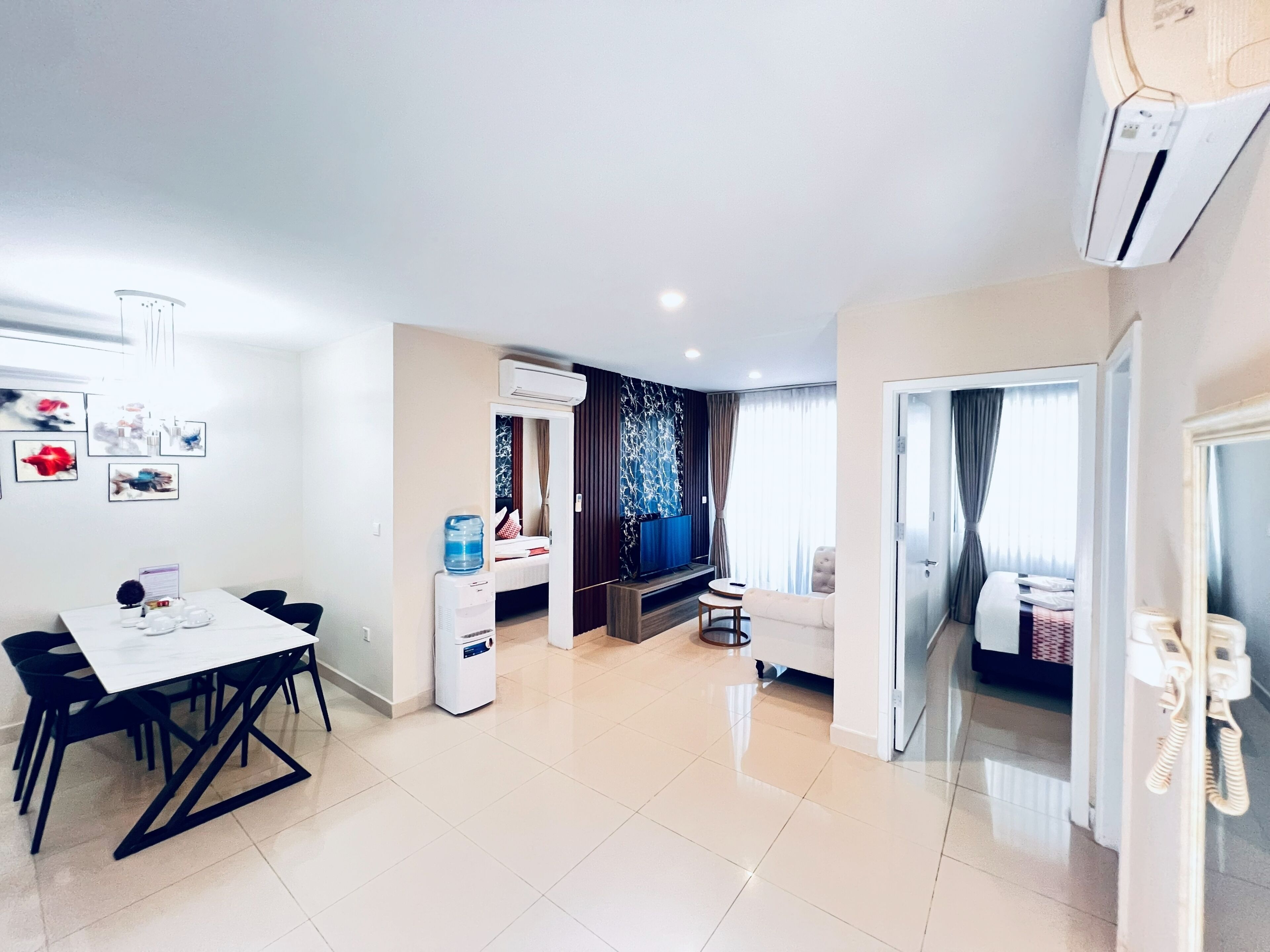 Caja de seguridad en la habitación, escritorio y cortinas blackout 