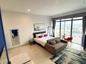 Premium King Studio | Peti besi dalam bilik, meja, langsir/tirai gelap terus, kalis bunyi 