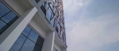 Un edificio moderno con fachada geométrica y grandes ventanales.