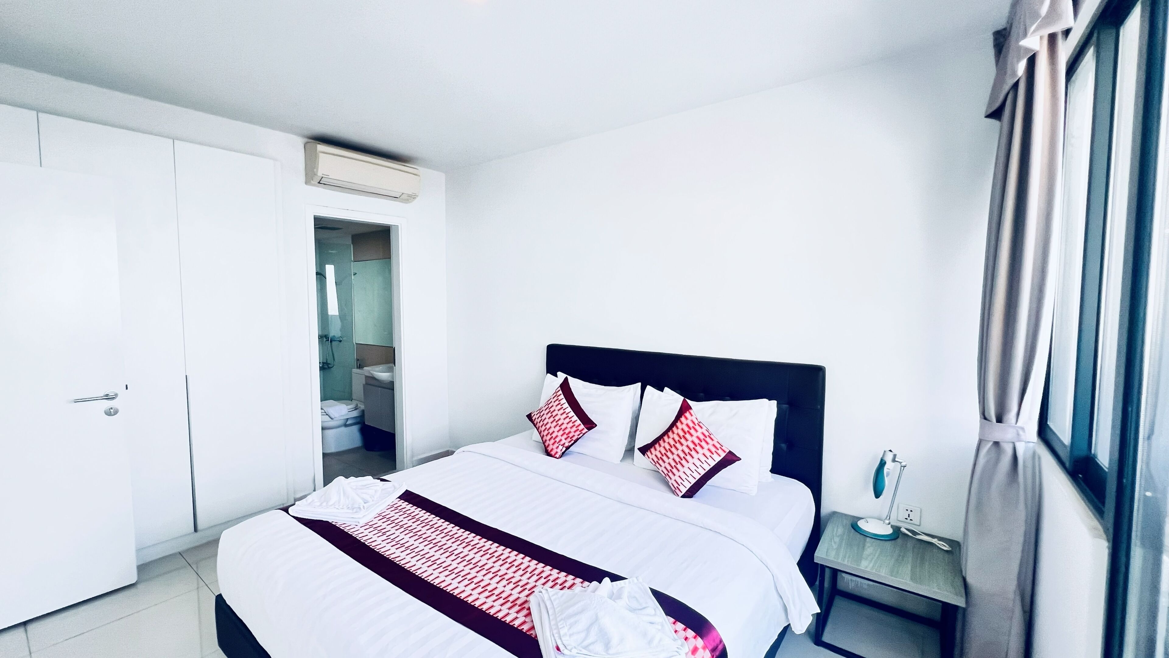 Caja de seguridad en la habitación, escritorio y cortinas blackout 