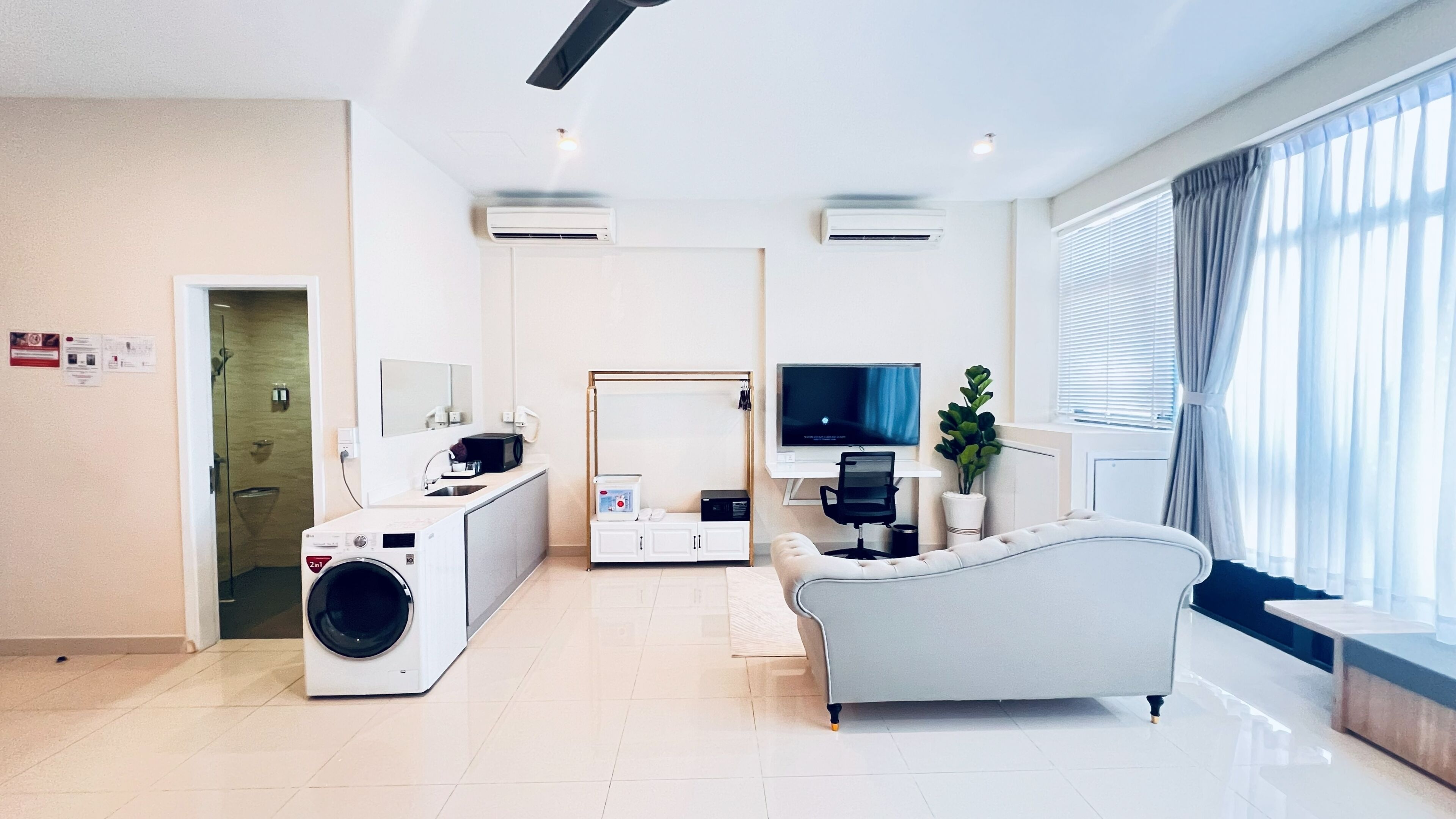 Quarto executivo | Cofres nos quartos, escrivaninha, cortinas blackout