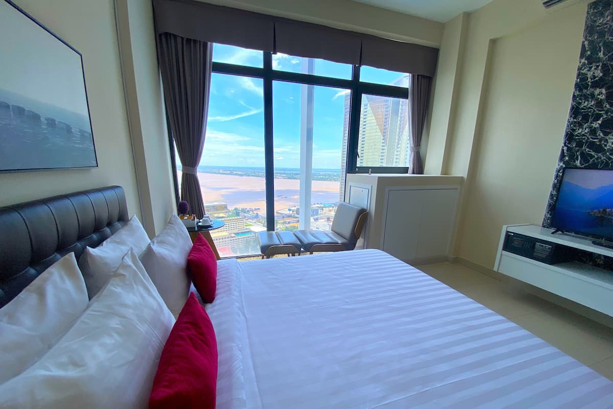 Superior Studio Suite, 1 King Bed, City View. | 1 bedroom, in-room safe, desk, blackout curtains