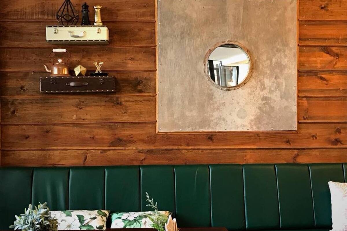 breakfast, lunch, dinner served; international cuisine