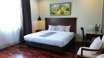 Deluxe King Room | In-room safe, desk, blackout curtains, iron/ironing board