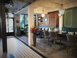 Se sirven desayunos, almuerzos y cenas; cocina internacional