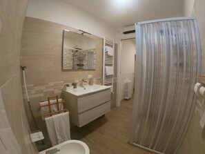 Family Quadruple Room | Bathroom | Free toiletries, hair dryer, bidet, towels - Ostello Villafranca (Pignola)