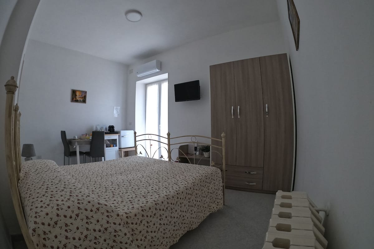 Kamar Double Comfort, akses difabel, area taman | Seprai premium, bantalan ekstra lembut, Wi-Fi gratis, dan seprai linen