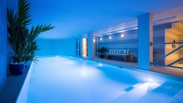 Una piscina cubierta