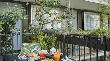 Superior Double Room | In-room dining