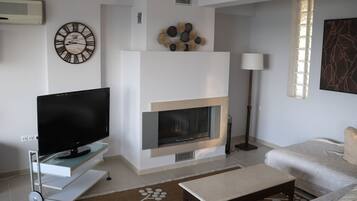 Appartement Supérieur, 3 chambres, balcon, vue mer | Salle de séjour | Télévision LED, cheminée