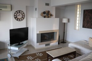 Superior Apartment, 3 Bedrooms, Balcony, Sea View | Living room | LED TV, fireplace - Punda 4 Seasons (Aigialeia)
